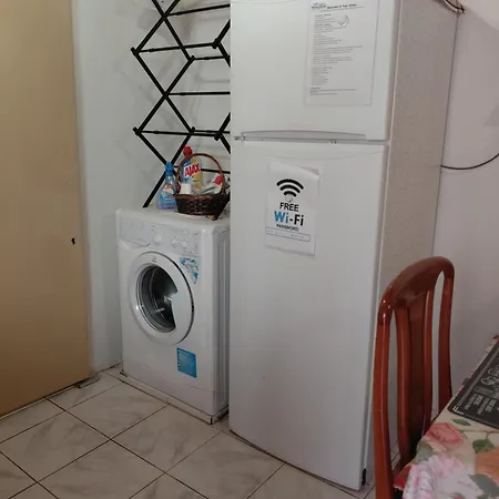 Mona מת'וני